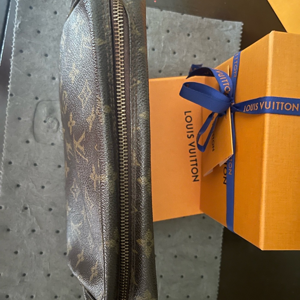 Louis Vuitton Brown Toiletry Bag with Monogram Pattern - Picture 3 of 9